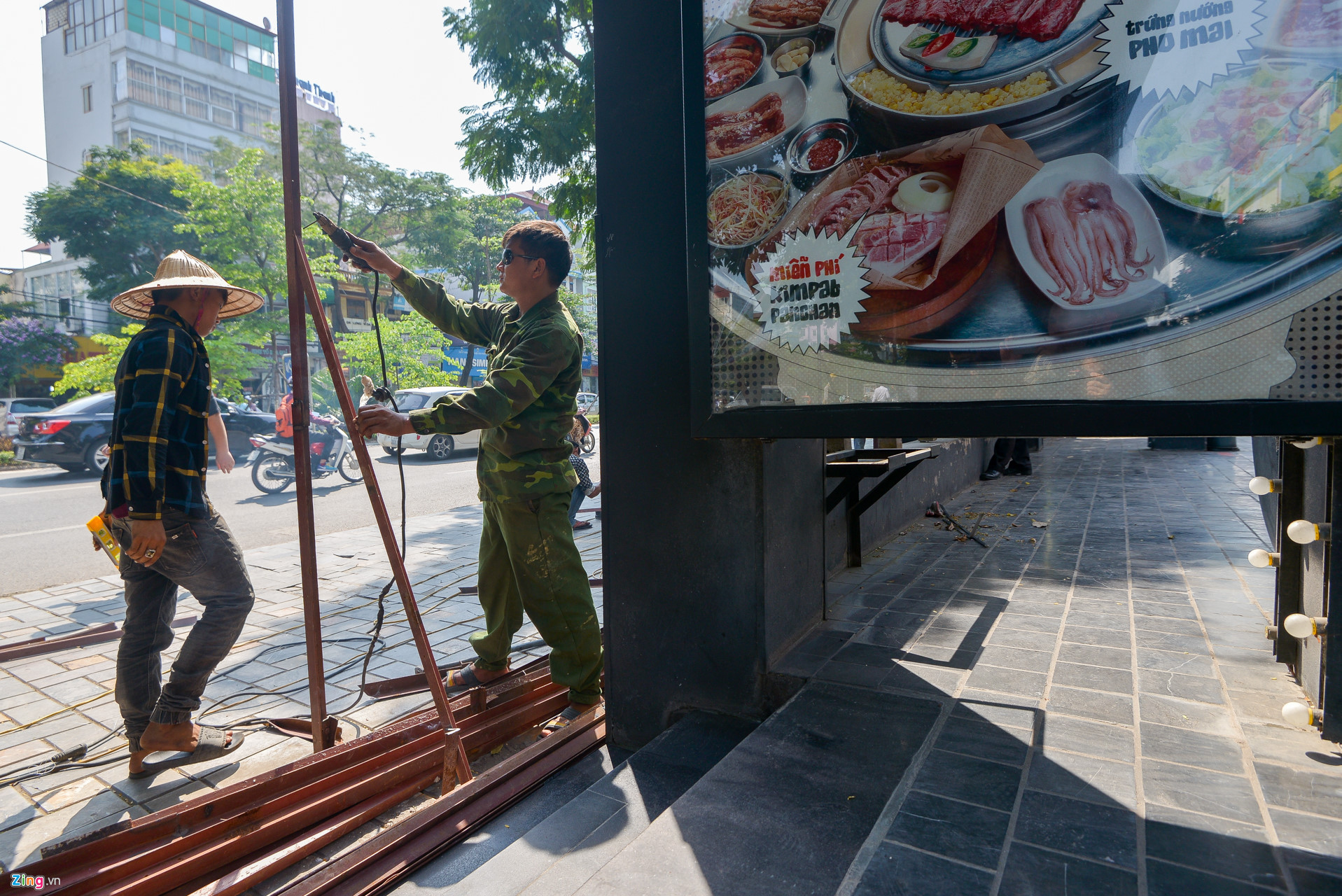 Hà Nội cưỡng chế phá dỡ công trình vi phạm tại mương Nghĩa Đô Hà Nội cưỡng chế phá dỡ công trình vi phạm tại mương Nghĩa Đô